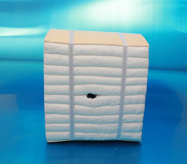 陶瓷纤维?？? /></p>
<p>　　<strong>陶瓷纤维?？椴问?/strong></p>
<p>　　使用温度：1000-1350℃</p>
<p>　　颜色：洁白</p>
<p>　　石棉含量：非石棉</p>
<p>　　原料：陶瓷纤维棉</p>
<p>　　<strong>陶瓷纤维?？橛攀?/strong></p>
<p>　　耐高温：陶瓷纤维?？榈氖褂梦露瓤纱?350℃，可以满足各种高温环境的使用，因此具有较强的耐高温特点。</p>
<p>　　绝热好：陶瓷纤维模块本身导热系数很低，可以有效降低温度的传导和损耗，具有良好的绝热保温特点。</p>
<p>　　寿命长：陶瓷纤维?？椴缓魏谓岷霞?，在中性、氧化气氛下使用，具有较长的使用寿命。</p>
<p>　　性能稳定：陶瓷纤维?？榛灾饰榷ǎ缓次镏?，而且自身具有抵御酸性和碱性的物质，具有较强的稳定性。</p>
<p>　　<strong>陶瓷纤维?？樯ひ?/strong></p>
<p>　　陶瓷纤维模块主要原料是硬质黏土熟料、焦宝石、氧化铝硅石粉，通过将原料高温熔融甩丝成纤工艺制成纤维棉，然后将纤维棉加工制成陶瓷纤维?？椤?/p>
<p>　　<strong>陶瓷纤维模块应用</strong></p>
<p>　　陶瓷纤维?？榈挠τ昧煊蛞彩止惴海惴旱挠τ糜冢汗ひ?、电厂、化工、焦炼、船舶、供热等热力管道的保温隔热。</p>                    
                    <!----内容  end-->
                    <div   id=